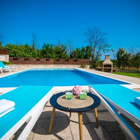 Tia Villa *