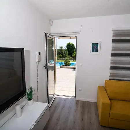 Tia Villa *